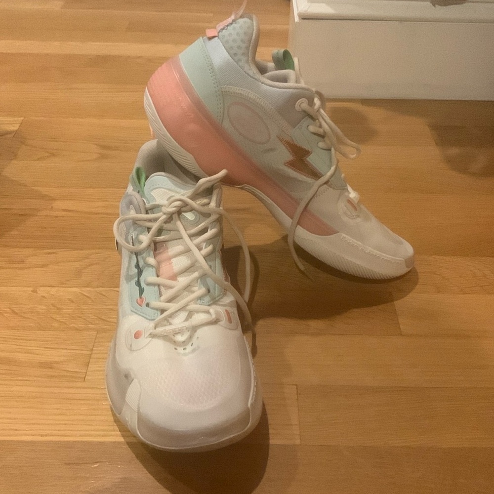 LI - NING VALENTINE’S DAY  BASKETBALL SHOE size 11